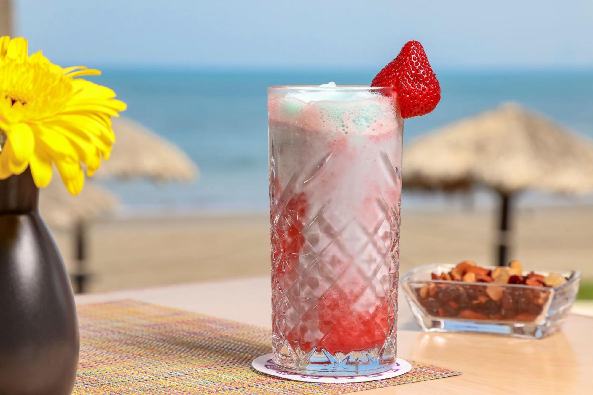 Camino Real Veracruz Esterno foto A strawberry and lime Italian soda